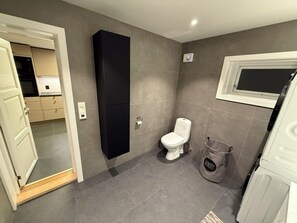 Secador de pelo, toallas, jabón y papel higiénico