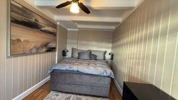 Planxa i posts de planxar, wifi i roba de llit