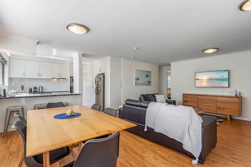 Cosy 2-bedroom Seaside Unit Steps From Beach