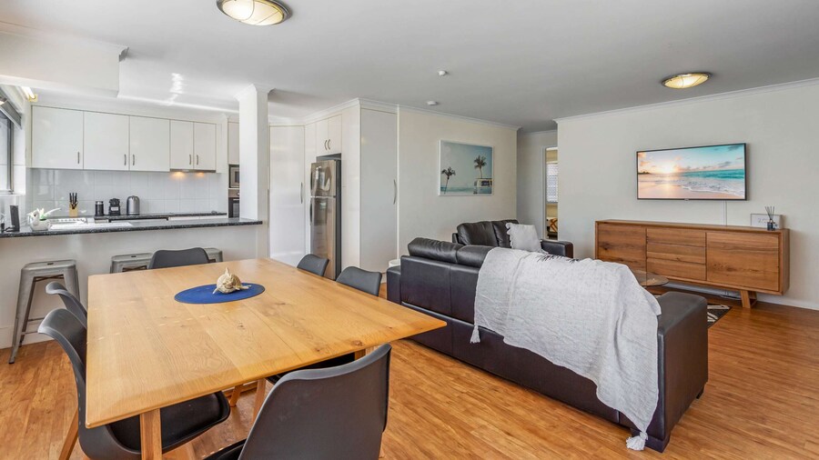 Cosy 2-bedroom Seaside Unit Steps From Beach