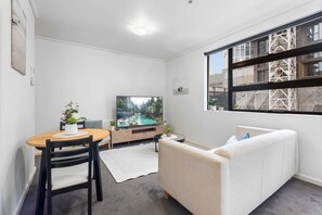 Apartment | Living area - Cosy 1-bed Apartment In the Heart of Melbourne (Melbourne)