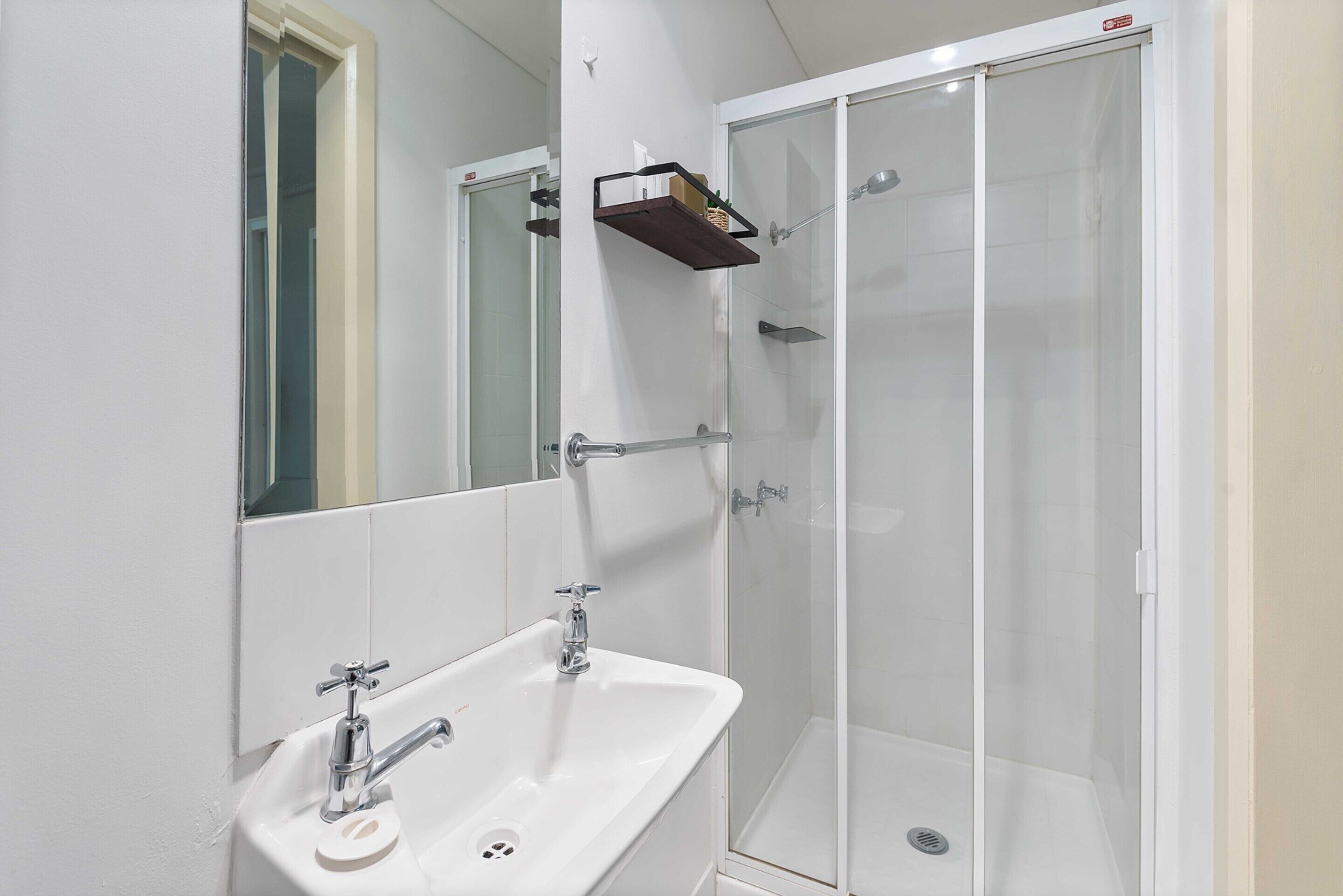 Appartement | Salle de bain | Séchoir à cheveux, serviettes fournies, savon, shampooing