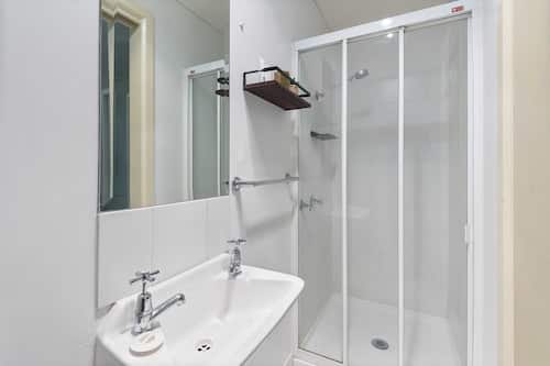 Appartement | Salle de bain | Séchoir à cheveux, serviettes fournies, savon, shampooing
