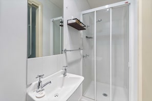 Leilighet | Bad | Hårføner, håndklær, såpe og sjampo