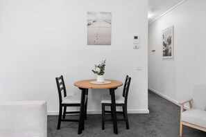 Apartment | Dining - Cosy 1-bed Apartment In the Heart of Melbourne (Melbourne)