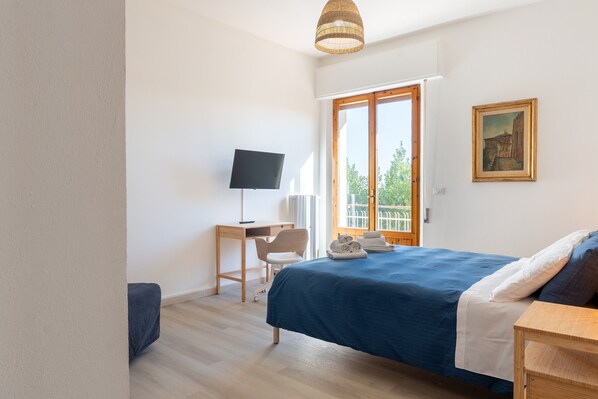 2 bedrooms, WiFi, bed sheets - Triple Room with Balcony and Wi-Fi near Montepulciano (Montepulciano)