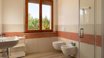 Dusj, hårføner og håndklær