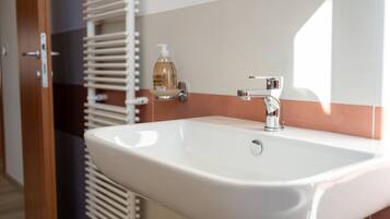 Dusche, Haartrockner, HandtĂŒcher