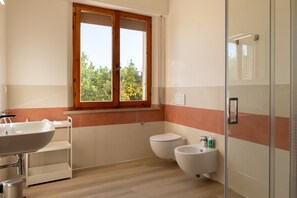 Shower, hair dryer, towels - Triple Room with Balcony and Wi-Fi near Montepulciano (Montepulciano)