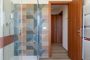 Douche, sèche-cheveux, serviettes fournies