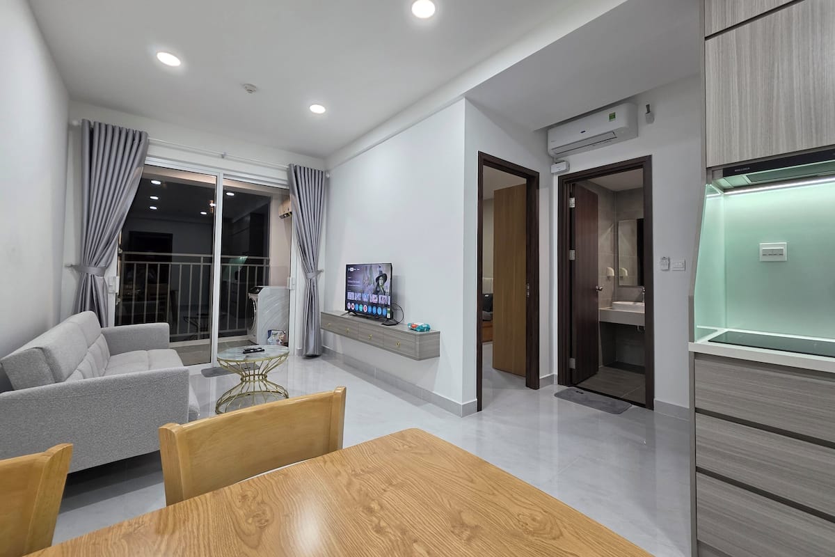 Executive appartement, balkon, uitzicht op tuin | Woonruimte | Een 65-inch smart-tv met digitale zenders, een open haard en Netflix