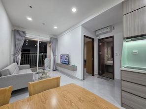 Apartamento ejecutivo, balcón, vistas al jardín | Zona de estar | Una Smart TV, una chimenea, Netflix, películas de estreno