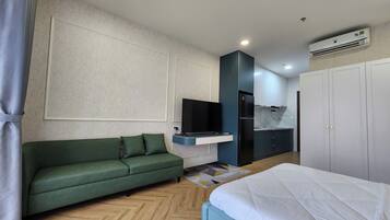 Een kluis op de kamer, een bureau, een laptopwerkplek