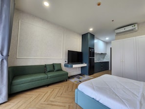 خزنة داخل الغرفة ومكتب ومساحة عمل للكمبيوتر المحمول وستائر تعتيم