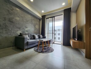 프리미어 아파트, 발코니, 정원 전망 | 거실 공간 | 디지털 채널 시청이 가능한 65인치 스마트 TV, 벽난로, 넷플릭스