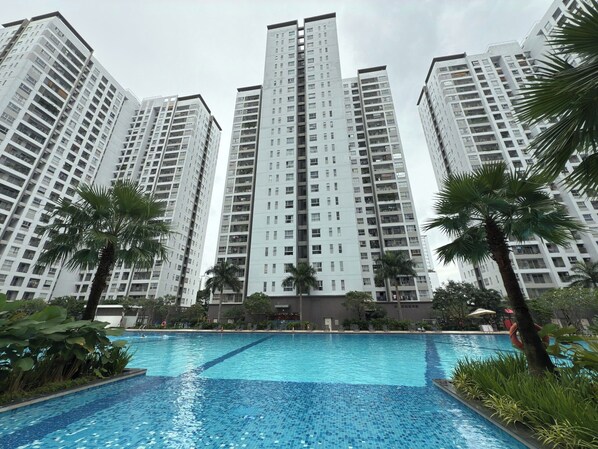 Una piscina cubierta, 2 piscinas al aire libre