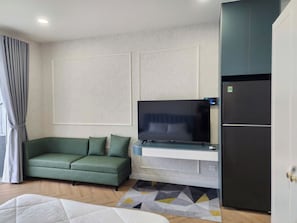 خزنة داخل الغرفة ومكتب ومساحة عمل للكمبيوتر المحمول وستائر تعتيم