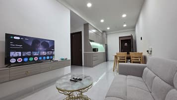 Appartement Exécutif, balcon, vue jardin | Coin séjour | TV connectée de 65 pouces avec chaînes numériques, cheminée, Netflix