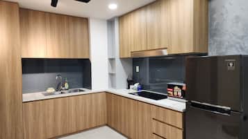 Premier Apartment, Balcony, Garden View | Private kitchen | Full-size fridge, microwave, oven, stovetop