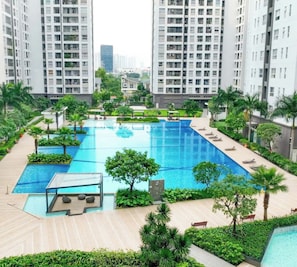 من حمّامات السباحة المغطاة، 2 من حمّامات السباحة الخارجية