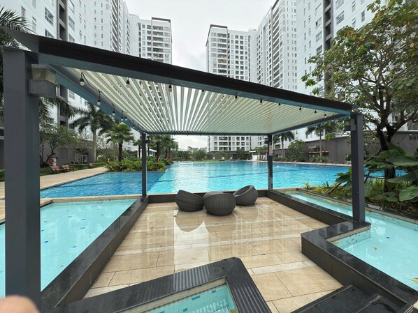 Indoor pool, 2 outdoor pools