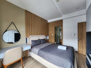 프리미어 아파트, 발코니, 정원 전망 | 고급 침구, 필로우탑 침대, 무료 미니바 품목, 객실 내 금고