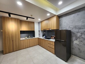 Apartamento Premier, balcón, vistas al jardín | Cocina privada | Frigorífico grande, microondas, horno y placa de cocina