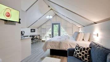 1 bedroom, desk, WiFi, bed sheets