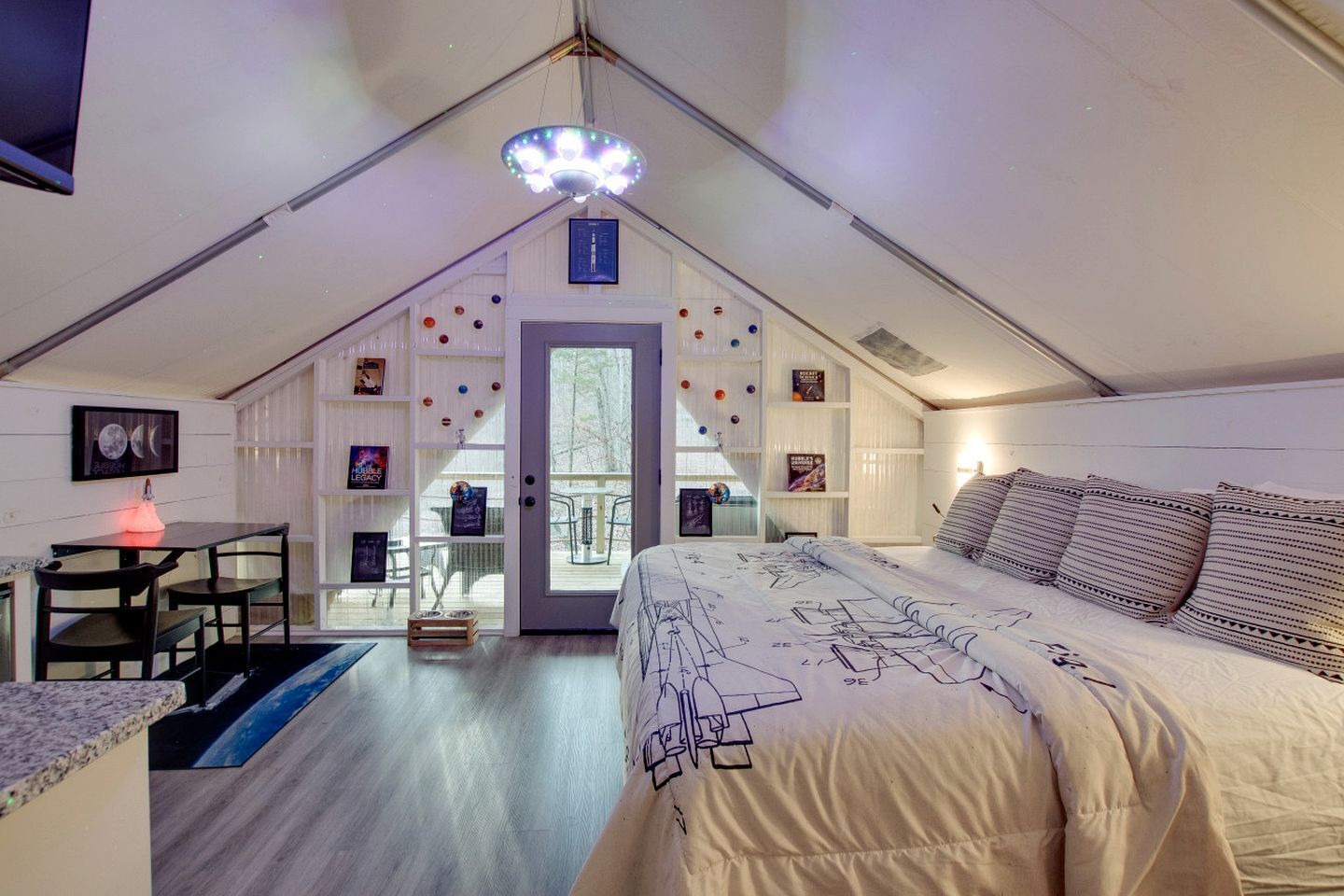 1 bedroom, desk, WiFi, bed sheets