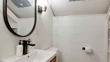 Sèche-cheveux, serviettes fournies, savon, shampoing