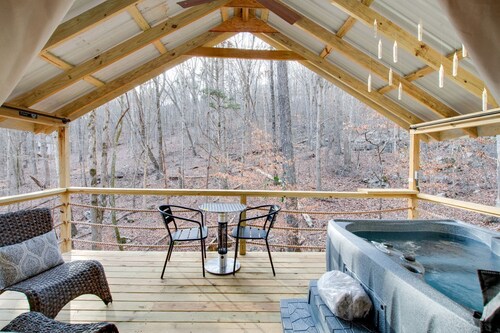 Beautiful Tented Cabin Surrounded by Nature and Hot-tub Provided in Scottsboro, Alabama