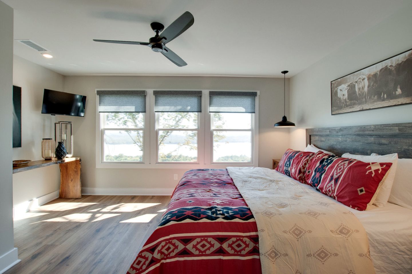 2 bedrooms, desk, WiFi, bed sheets