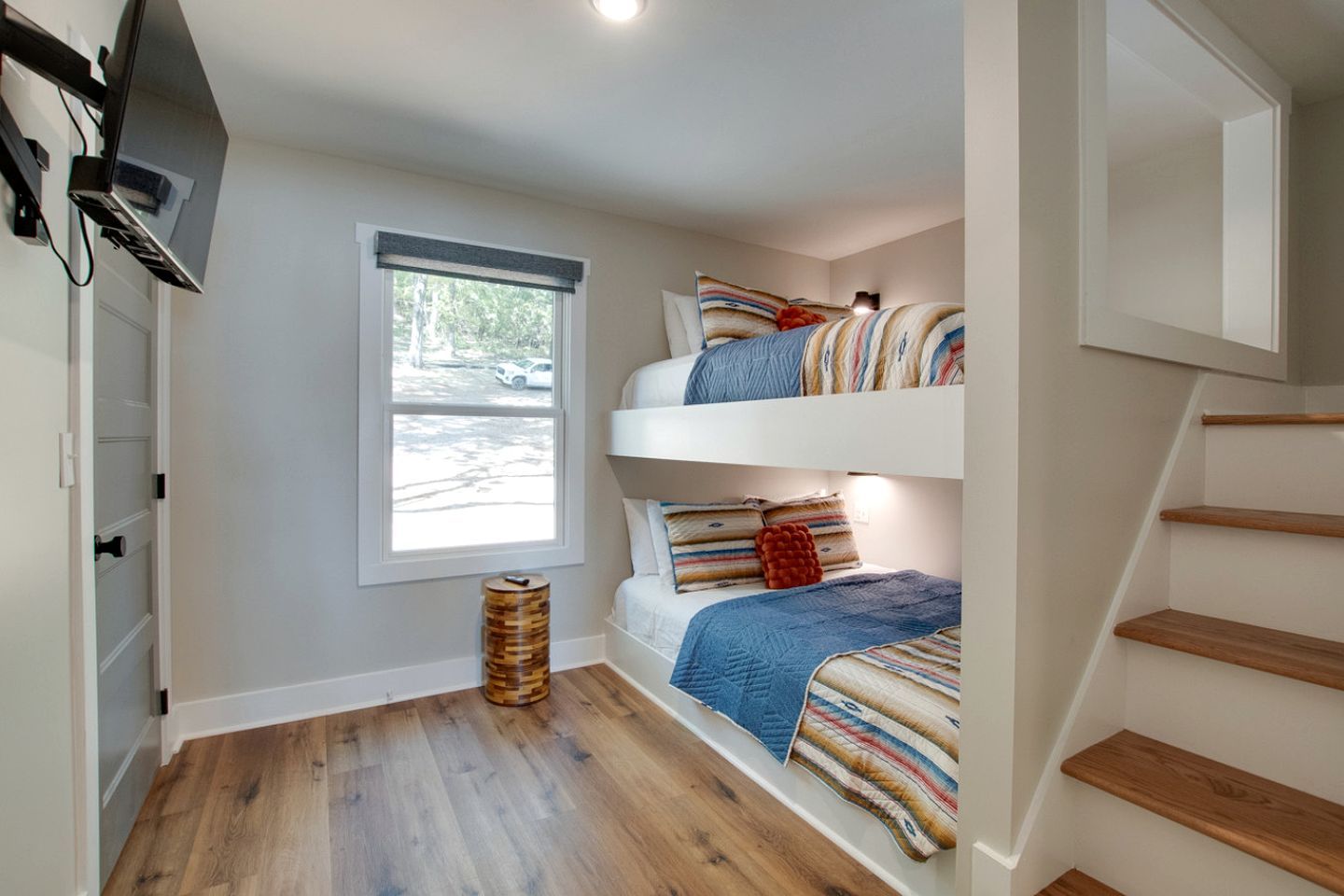 2 bedrooms, desk, WiFi, bed sheets