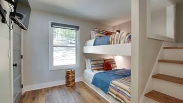 2 bedrooms, desk, WiFi, bed sheets