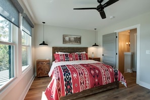 2 bedrooms, desk, WiFi, bed sheets