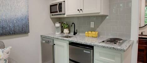 Coffee/tea maker, fridge, microwave, stovetop