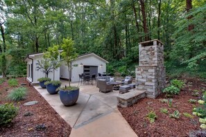 Terrace/patio - Lofted Romantic Tree House Immersed in Nature in Alabama (Scottsboro)