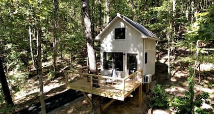 Lofted Romantic Tree House Immersed in Nature in Alabama