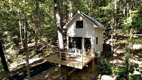 Lofted Romantic Tree House Immersed in Nature in Alabama