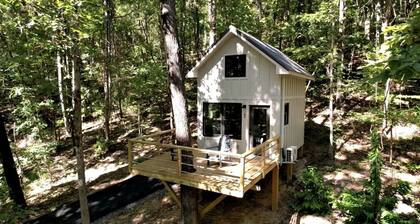 Lofted Romantic Tree House Immersed in Nature in Alabama