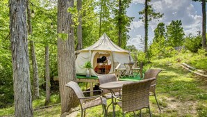 Outdoor dining - Secluded Bell Tent with Outdoor Shower and Deck in Alabama (Rogersville)
