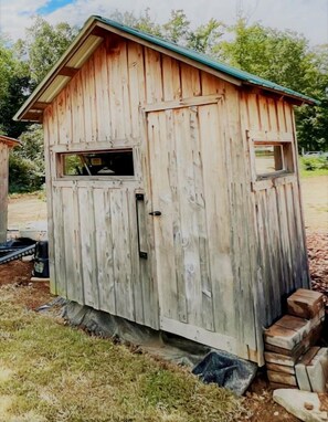 المنطقة المحيطة بالمنشأة