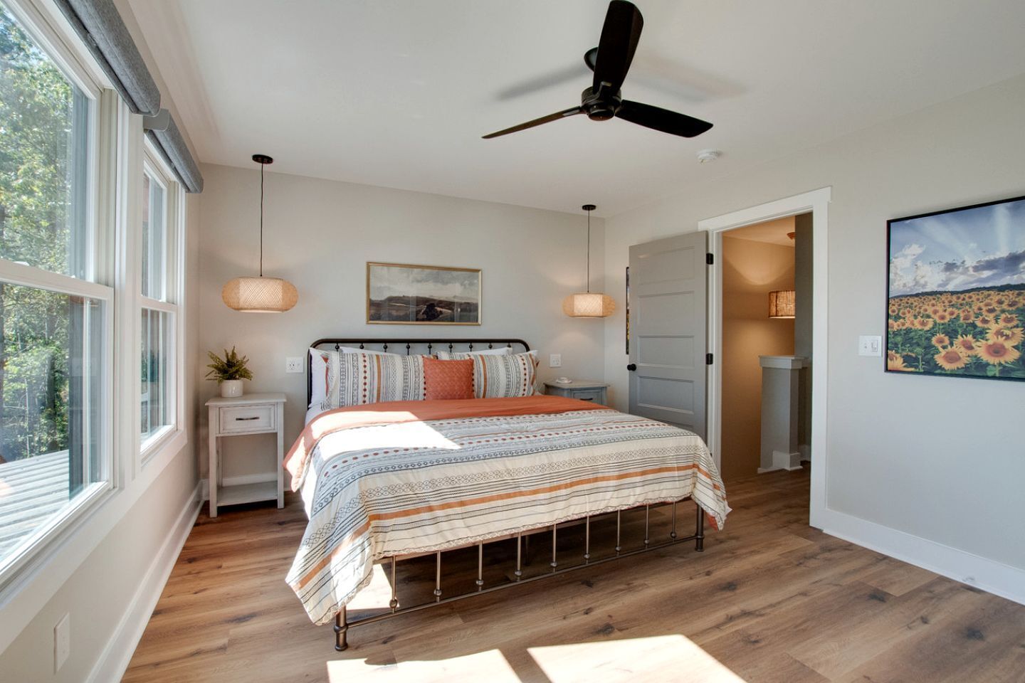 2 bedrooms, desk, WiFi, bed sheets