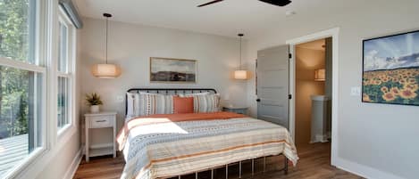 2 bedrooms, desk, WiFi, bed sheets