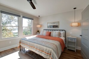 2 bedrooms, desk, WiFi, bed sheets