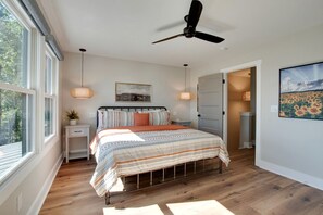 2 bedrooms, desk, WiFi, bed sheets