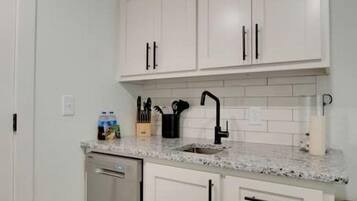 Cafetera y tetera, refrigerador, microondas y parrilla de estufa