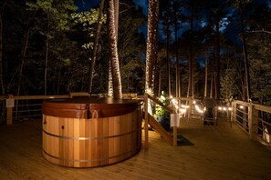 Outdoor spa tub