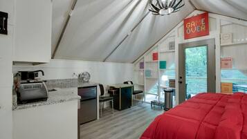 1 bedroom, desk, WiFi, bed sheets