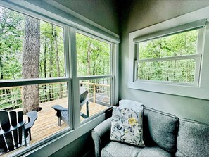 TV - Pet-Friendly Tree House Great for a Relaxing Escape in Alabama (Scottsboro)